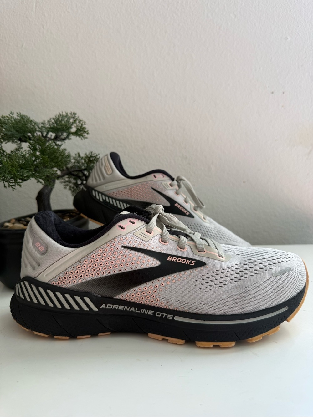 Brooks Adrenaline GTS 22 Women size  8.5  Shoes in Light Gray, Black and Pink